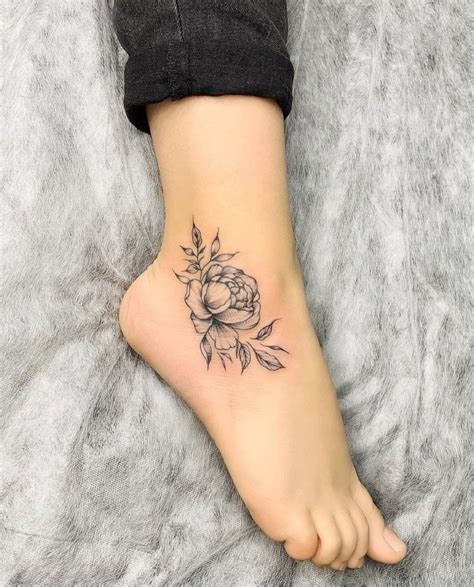 tatuajes pie mujer pequeos|20 Ideas de tatuajes pequeños y femeninos en el pie